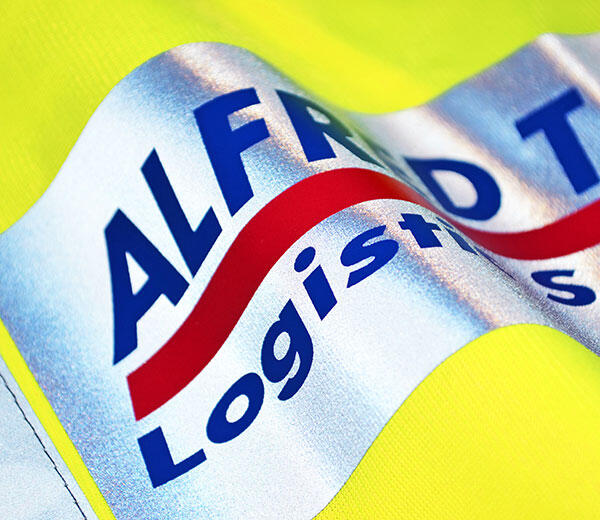 Reflective transfers: Your design is printed on highly reflective material, ensuring maximum visibility and safety – even in low light conditions or darkness. Reflective transfers: Your design is printed on highly reflective material, ensuring maximum visibility and safety – even in low light conditions or darkness.